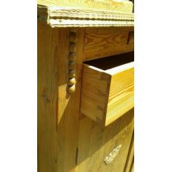 Antieke grenen kast €120