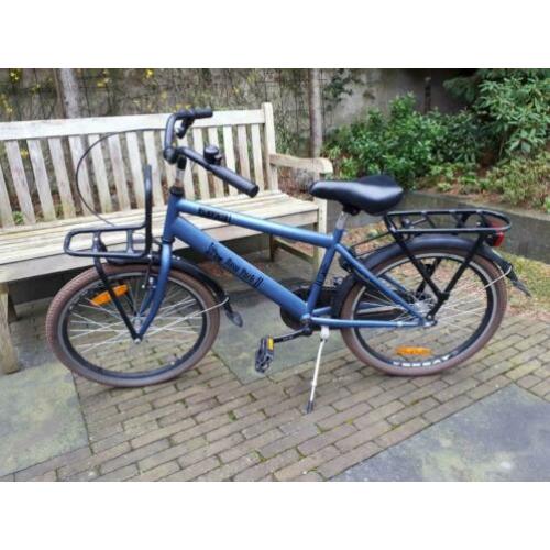 Stevige jongensfiets met terugtraprem en handrem. 22 inch