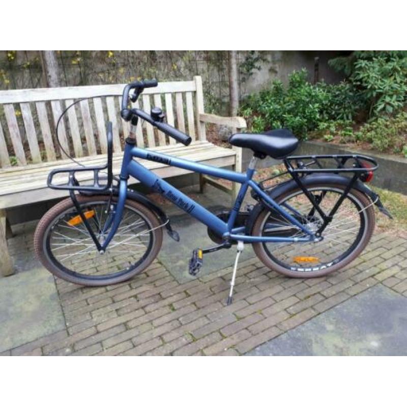 Stevige jongensfiets met terugtraprem en handrem. 22 inch