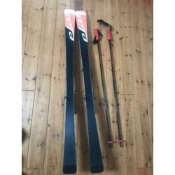 Complete ski set: ski’s, stokken en skischoenen