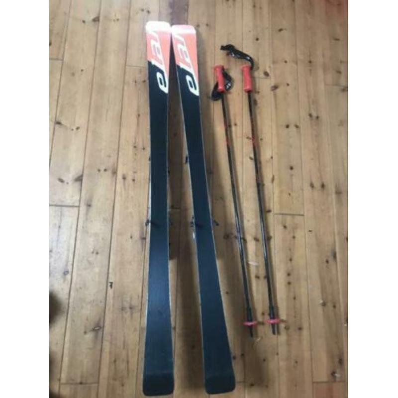 Complete ski set: ski’s, stokken en skischoenen
