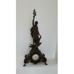 Antieke klok met bronzen beeld van Charles Octave Levy