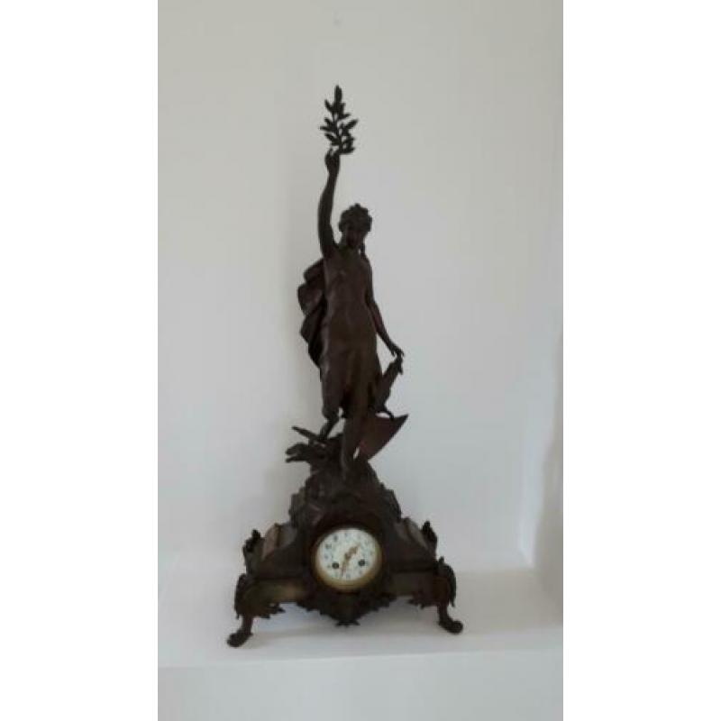 Antieke klok met bronzen beeld van Charles Octave Levy