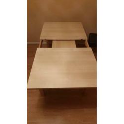 Uitschuifbare eettafel met 4 bijhorende stoelen