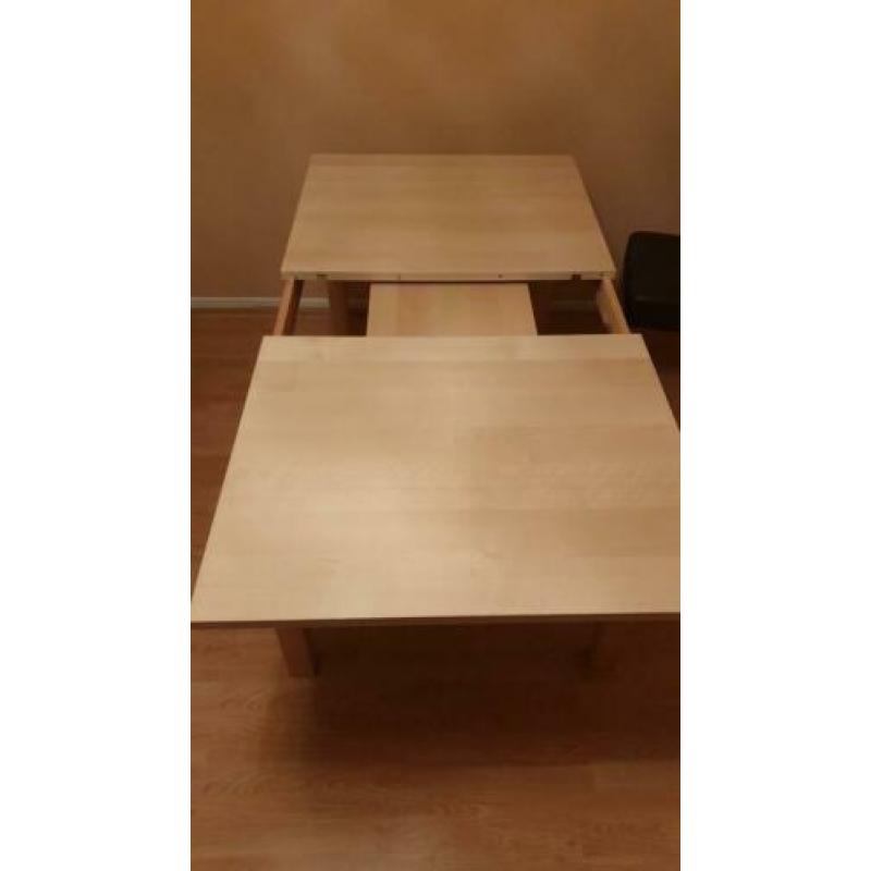 Uitschuifbare eettafel met 4 bijhorende stoelen