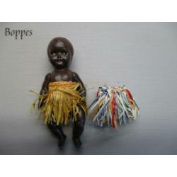 Oude popjes en kleertjes voor poppenhuis****boppes