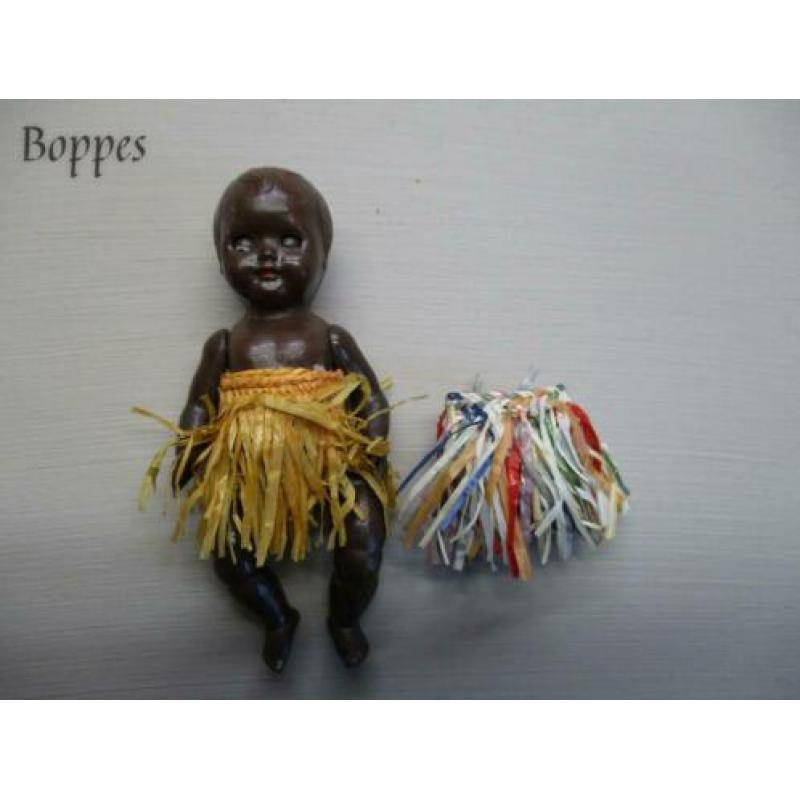 Oude popjes en kleertjes voor poppenhuis****boppes