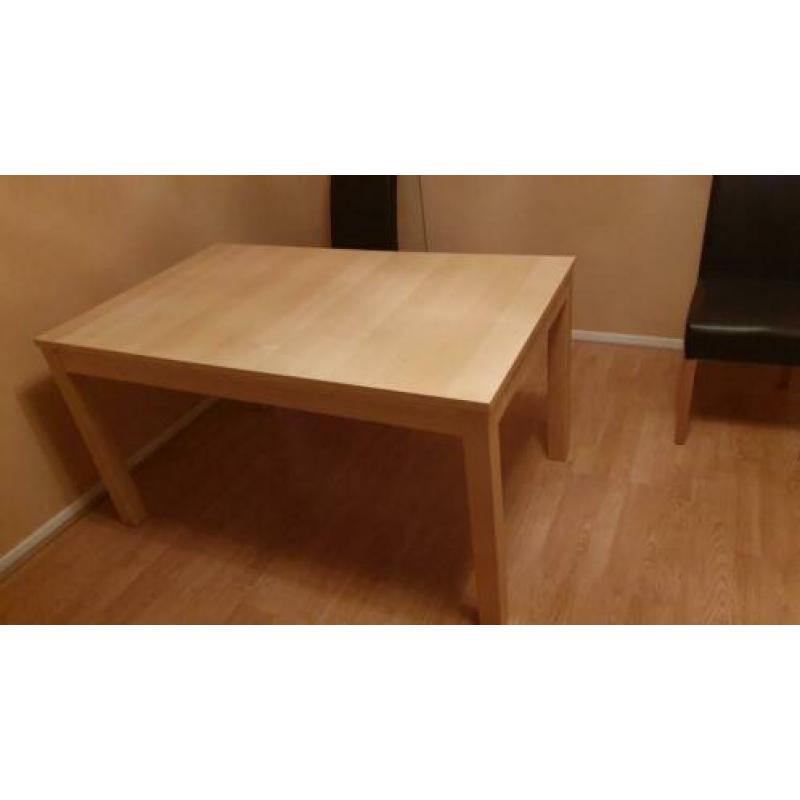 Uitschuifbare eettafel met 4 bijhorende stoelen