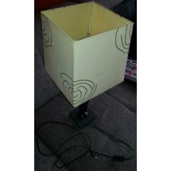 tafel Lamp op voet zwart + creme lampenkap