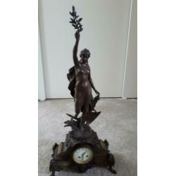 Antieke klok met bronzen beeld van Charles Octave Levy