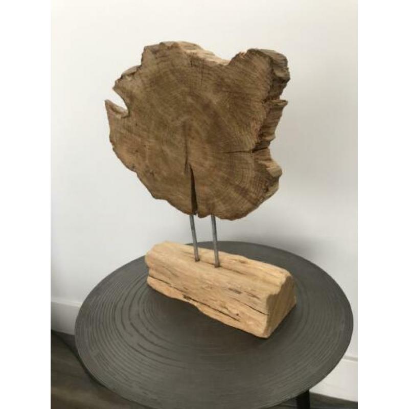 Decoratief beeld op statief