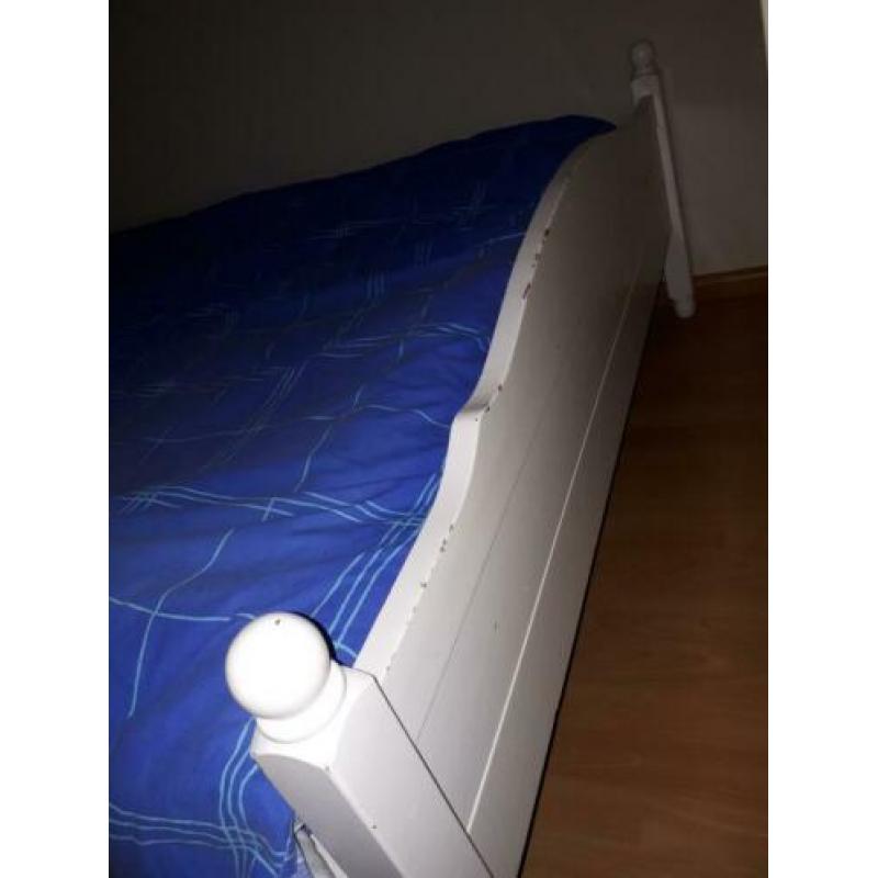 Bed, twijfelaar, tweepersoonsbed.