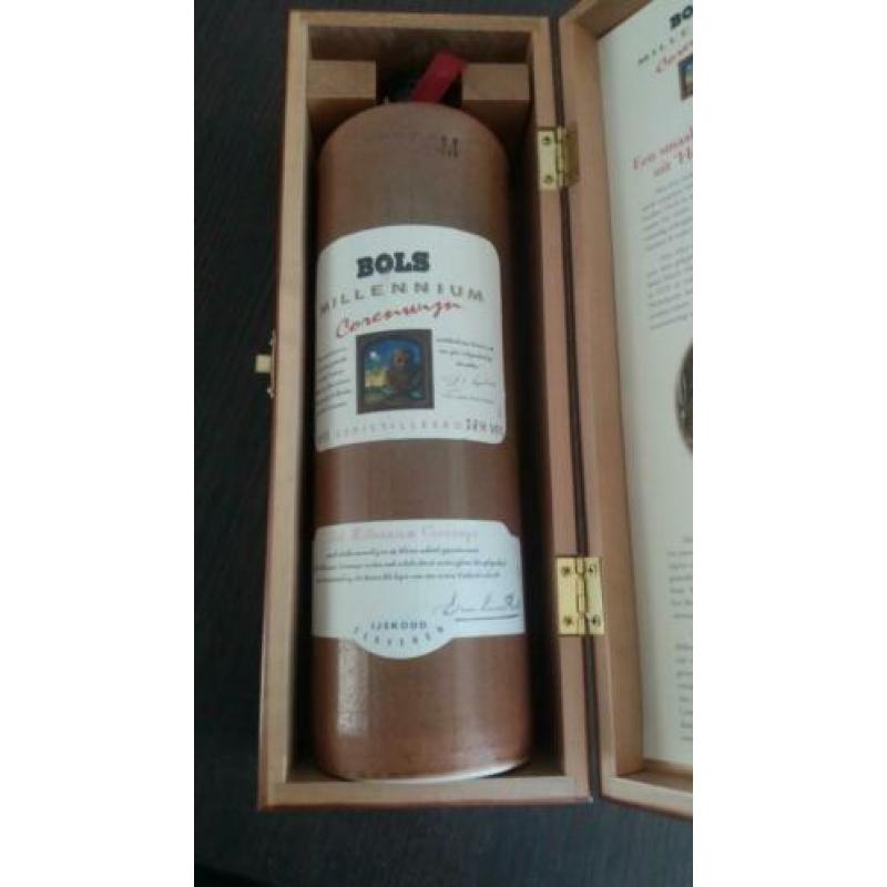 Bols stenen kruik in het kistje