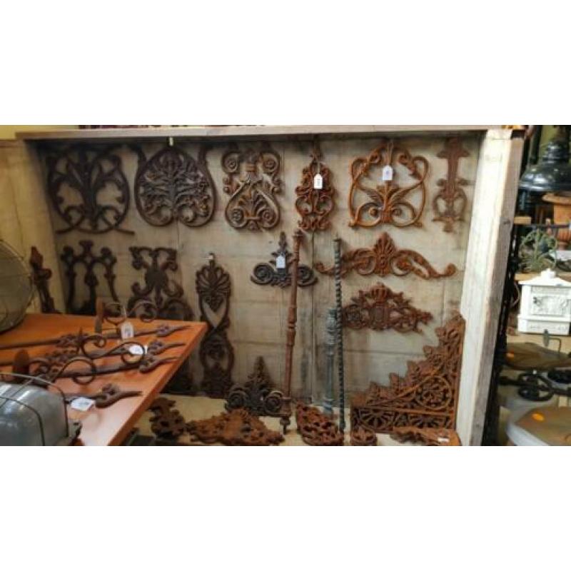 Diverse gietijzeren ornamenten