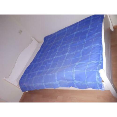 Bed, twijfelaar, tweepersoonsbed.