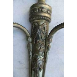 Twee antieke bronzen wandampliques / wandkandelaren