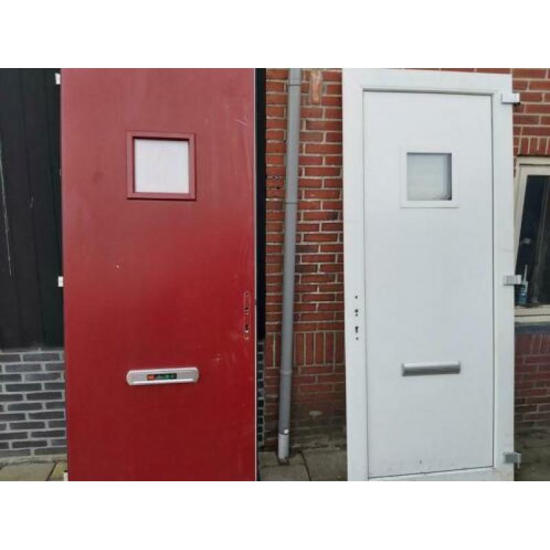 2 kunststof (voor)deuren met kozijn