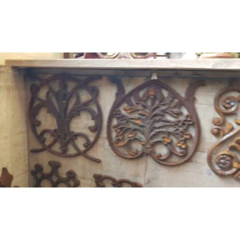 Diverse gietijzeren ornamenten