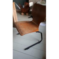 Set van 4 vintage eettafelstoelen, samen E75,-