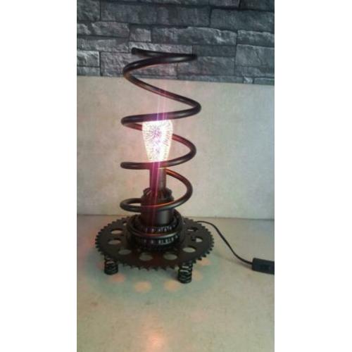 Metalen lamp gemaakt van auto/motor onderdelen
