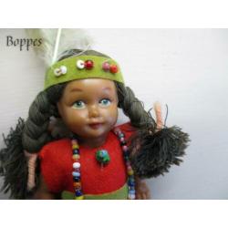 Oude popjes en kleertjes voor poppenhuis****boppes