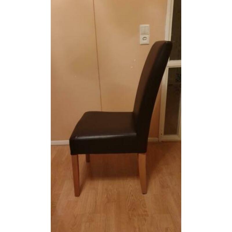 Uitschuifbare eettafel met 4 bijhorende stoelen