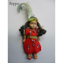 Oude popjes en kleertjes voor poppenhuis****boppes