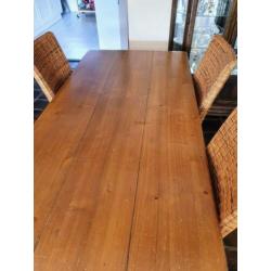 Eettafel met 6 stoelen