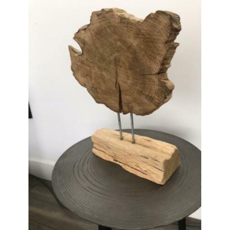Decoratief beeld op statief