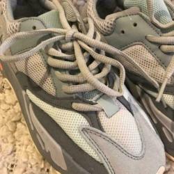 V Adidas Yeezy 700 Boost Sneaker 38) 36 39 40 42 43 44 45 46