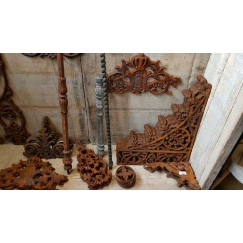 Diverse gietijzeren ornamenten