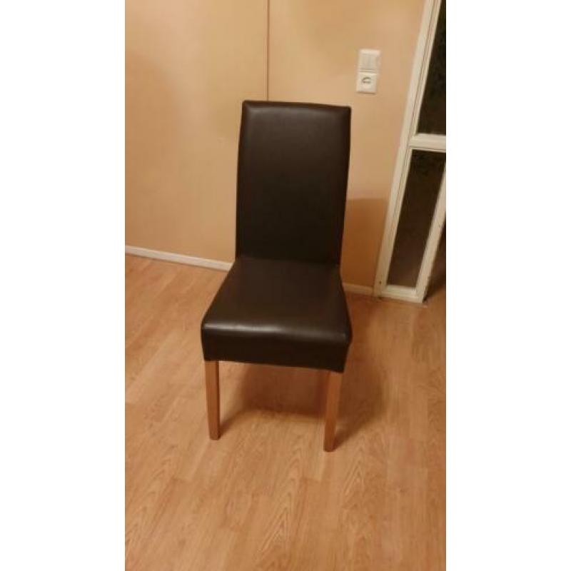 Uitschuifbare eettafel met 4 bijhorende stoelen