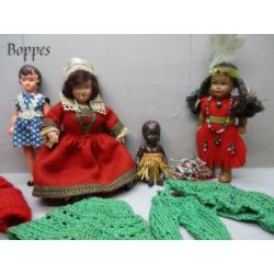 Oude popjes en kleertjes voor poppenhuis****boppes