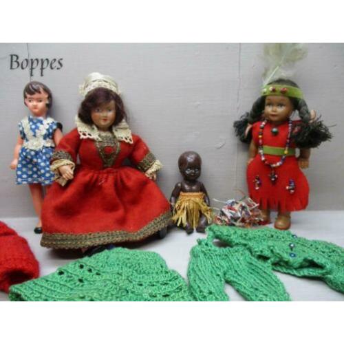 Oude popjes en kleertjes voor poppenhuis****boppes