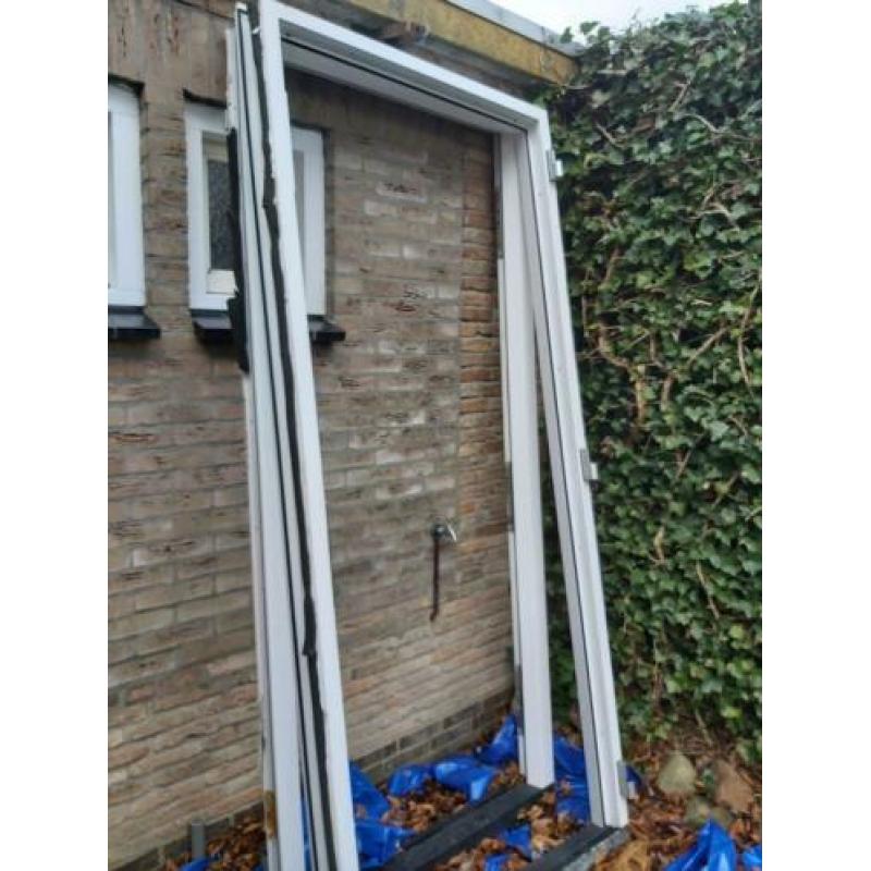 2 kunststof (voor)deuren met kozijn