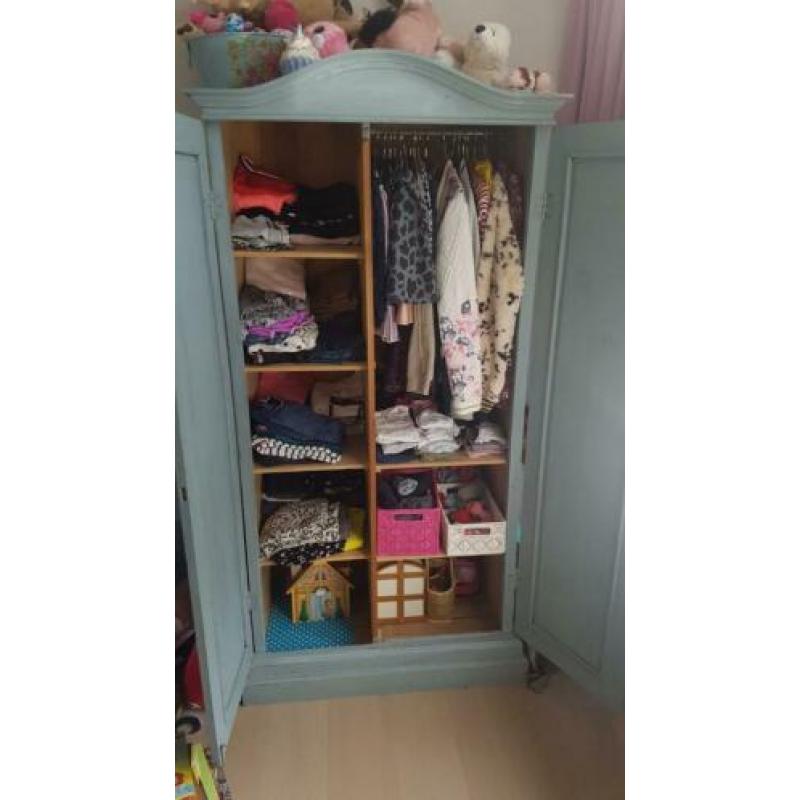 Grijs blauwe kast.
