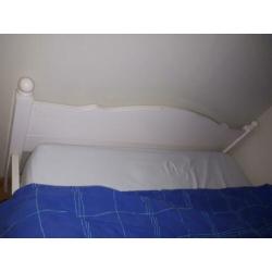 Bed, twijfelaar, tweepersoonsbed.
