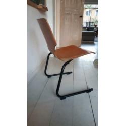 Set van 4 vintage eettafelstoelen, samen E75,-