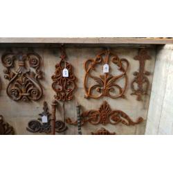 Diverse gietijzeren ornamenten