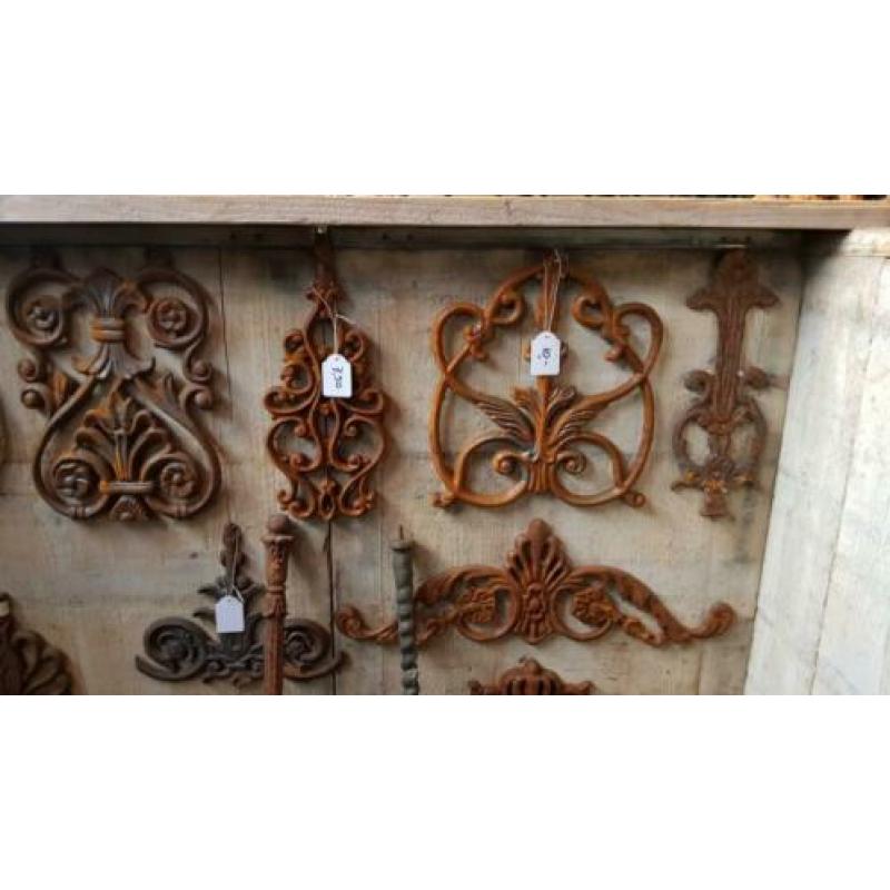 Diverse gietijzeren ornamenten
