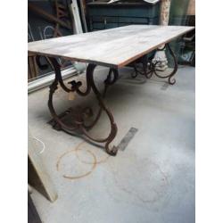 Grote buitentafel smeedijzer hardhouten blad