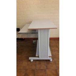 computertafel op wielen i.g.st. kleur grijs