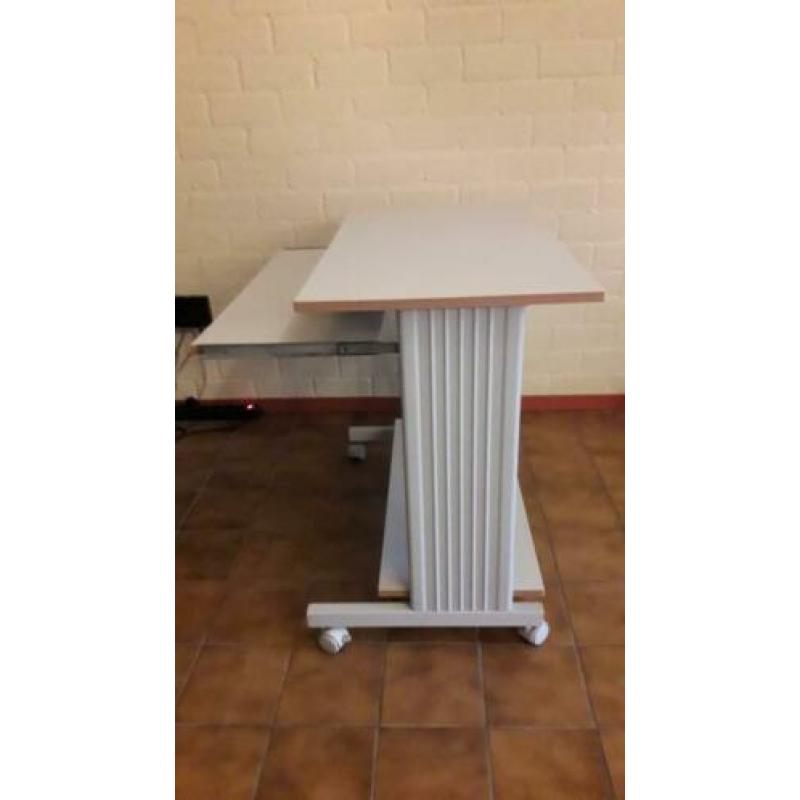 computertafel op wielen i.g.st. kleur grijs