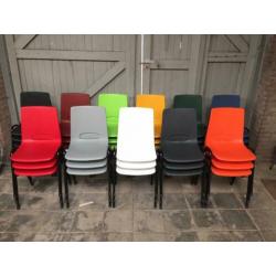 Nieuwe kunststof kantinestoelen voor o.a. Voetbalkantine
