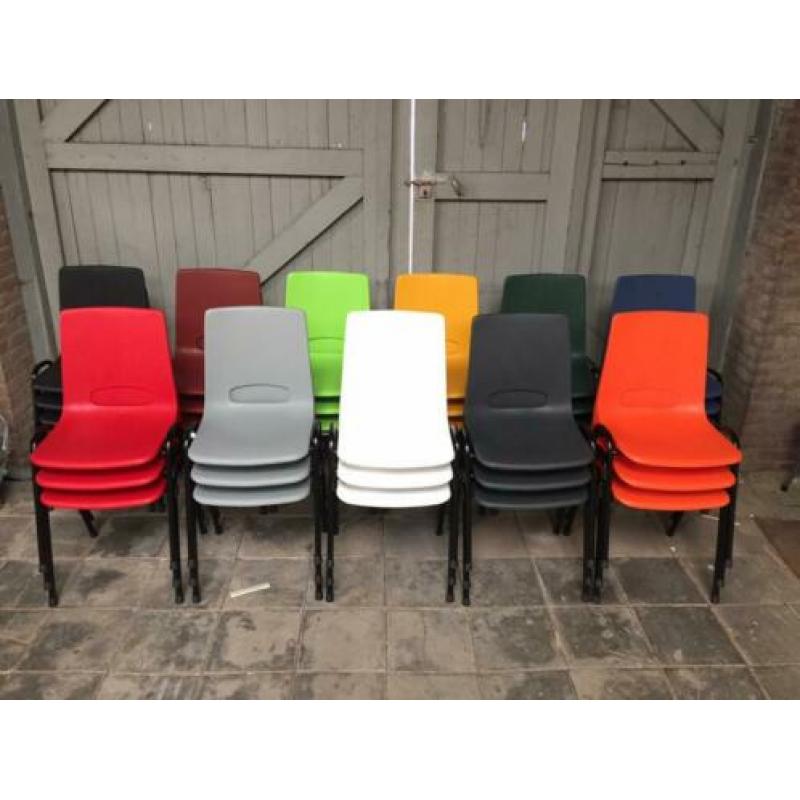 Nieuwe kunststof kantinestoelen voor o.a. Voetbalkantine