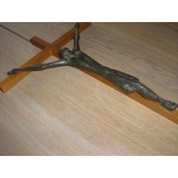 Bronzen beeldje Jezus aan het kruis moderne stijl kunst