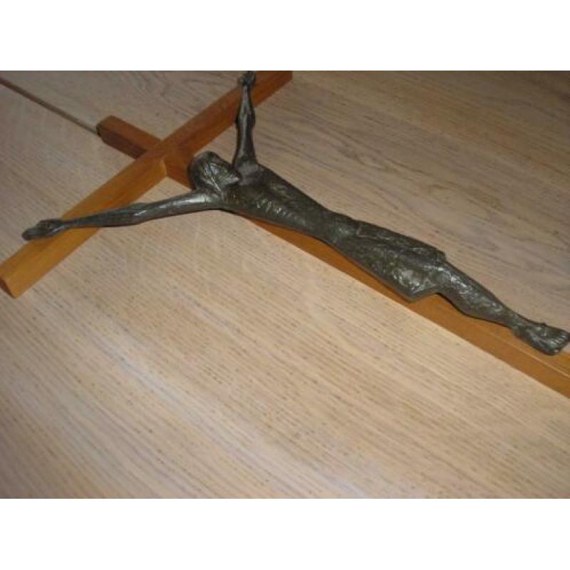 Bronzen beeldje Jezus aan het kruis moderne stijl kunst