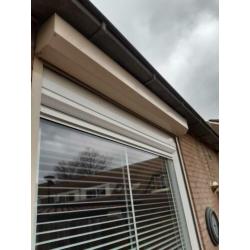Rolluik handbediend beige raam