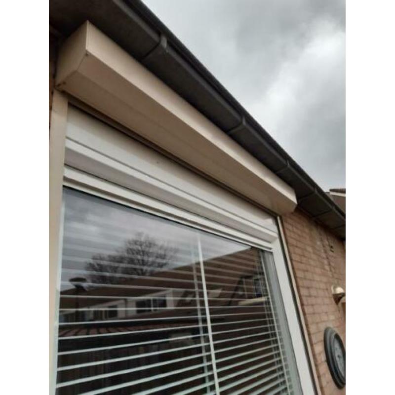 Rolluik handbediend beige raam