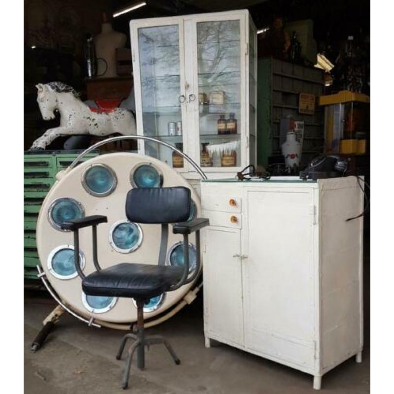 Authentieke tandarts- , apothekerskast vanuit het Oostblok??